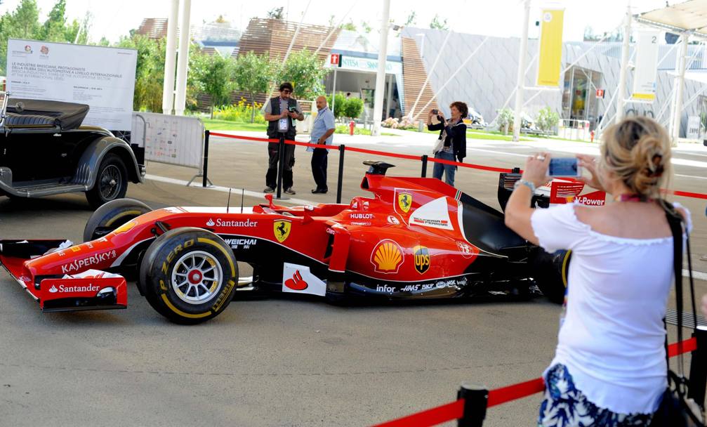 Visitatori fotografano i modelli di Formula 1(ANSA)